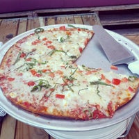 รูปภาพถ่ายที่ Pandora&#39;s Pizza โดย Tweet Geist G. เมื่อ 9/2/2014