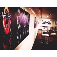 12/1/2013 tarihinde Alyaziyaretçi tarafından Ducati Caffe'de çekilen fotoğraf
