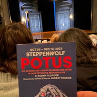 Foto diambil di Steppenwolf Theatre Company oleh Dima K. pada 11/4/2023