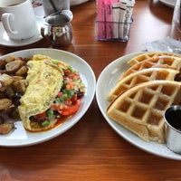 Foto tirada no(a) Breakfast Brunch Cafe por Rikki B. em 1/15/2017