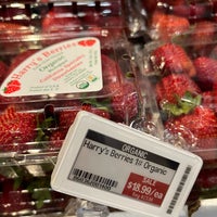 Foto tirada no(a) Erewhon Natural Foods Market por KM em 5/30/2023