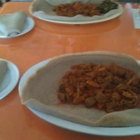 Foto diambil di Axum Ethiopian Restaurant oleh Michael F. pada 10/1/2012