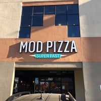 Foto diambil di Mod Pizza oleh Lawrence R. pada 7/25/2016