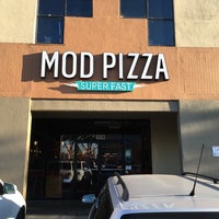 Foto diambil di Mod Pizza oleh Lawrence R. pada 8/8/2016