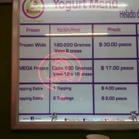 รูปภาพถ่ายที่ SnobY Frozen Yogurt Zone โดย Eduardo B. เมื่อ 11/8/2012