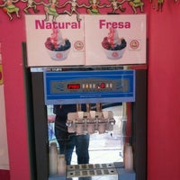 รูปภาพถ่ายที่ SnobY Frozen Yogurt Zone โดย Eduardo B. เมื่อ 10/19/2012