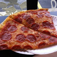 Снимок сделан в Joey&amp;#39;s House of Pizza пользователем Suzanne 9/25/2012