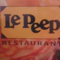 รูปภาพถ่ายที่ Le Peep โดย Gerald H. เมื่อ 11/18/2012