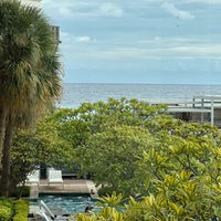 Foto diambil di Curaçao Marriott Beach Resort &amp;amp; Emerald Casino oleh joe b. pada 11/2/2023