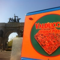 รูปภาพถ่ายที่ Valducci&amp;#39;s Pizza and Catering โดย joe b. เมื่อ 5/5/2013