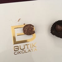 Foto tirada no(a) Butik Çikolata por Prof. Dr. Semra A. em 11/13/2016