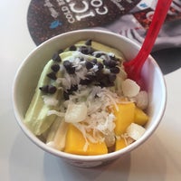 Photo taken at Red Mango by Chanel L. on 9/4/2017