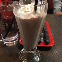 Photo taken at Red Robin Gourmet Burgers and Brews by りょんりょん on 10/22/2019