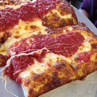 5/21/2014 tarihinde Mandyziyaretçi tarafından Pizza Squared Detroit Style Pizza'de çekilen fotoğraf