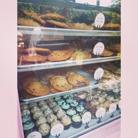 Foto tomada en Sweet E&amp;#39;s Bake Shop  por STEFCON 1 el 4/26/2015