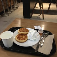 Photo taken at Starbucks by Jiew on 1/17/2020