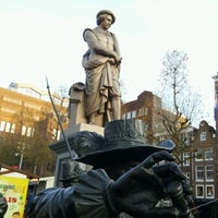 Photo taken at Beeld van Rembrandt van Rhijn | Rembrandt Statue by Geert V. on 11/20/2019