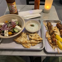 รูปภาพถ่ายที่ Greek Eats โดย Nick C. เมื่อ 8/15/2019