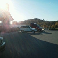 Foto diambil di Land Rover Roanoke oleh Aaron B. pada 10/20/2012