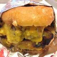 Foto scattata a Standard Burger da STANDARD B. il 2/24/2013