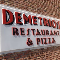 Foto tomada en Demetrio&amp;#39;s Restaurant &amp;amp; Pizza  por Lisa T. el 10/30/2012