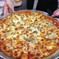 4/10/2013 tarihinde Lisa T.ziyaretçi tarafından Demetrio&amp;#39;s Restaurant &amp;amp; Pizza'de çekilen fotoğraf