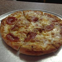 Foto tomada en Demetrio&amp;#39;s Restaurant &amp;amp; Pizza  por Lisa T. el 12/5/2012
