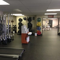 Photo prise au York Barbell Retail Outlet Store &amp;amp; Weightlifting Hall of Fame par Michael S. le12/1/2012