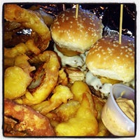 รูปภาพถ่ายที่ Burger Stomper Gourmet Burger &amp;amp; Milkshake Bar โดย Dan R. เมื่อ 6/9/2013