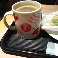 Photo taken at BLENZ coffee 汐留シティセンター店 by Shintaro K. on 11/18/2012