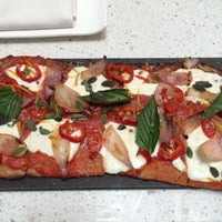 Photo taken at Pizza Vinoteca by Julia Kwan on 8/15/2014