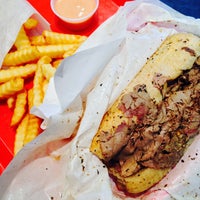 Das Foto wurde bei Lobby&amp;#39;s Beef-Burgers-Dogs von Lobby&amp;#39;s Beef-Burgers-Dogs am 10/22/2013 aufgenommen