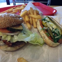 Das Foto wurde bei Lobby&amp;#39;s Beef-Burgers-Dogs von Lobby&amp;#39;s Beef-Burgers-Dogs am 9/8/2013 aufgenommen