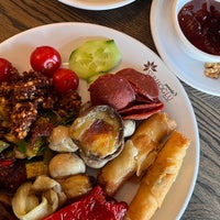 Photo taken at Şerifoğlu Café &amp;amp; Patisserie by Halide Haktan Y. on 10/8/2023