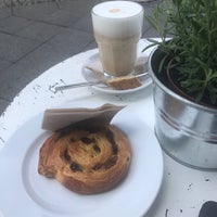 รูปภาพถ่ายที่ CaféBar FreudenGrün โดย Robert S. เมื่อ 7/11/2018