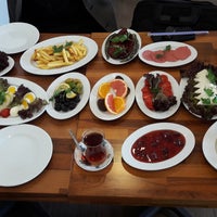 Das Foto wurde bei Üsküdar Park Cafe &amp;amp; Restaurant von Ayşe D. am 3/17/2018 aufgenommen