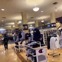 Photo taken at Husky Shop (inside UW Bookstore by Yücel Y. on 5/28/2022