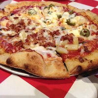 Das Foto wurde bei Russillo&amp;#39;s Pizza and Gelato von Dale C. am 9/27/2012 aufgenommen