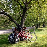 Foto diambil di Central Park Sightseeing oleh Kathrin S. pada 10/4/2016