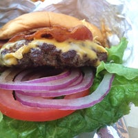 Foto tomada en City Burger  por Bradley M. el 6/13/2014
