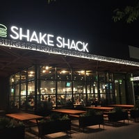 Photo taken at Shake Shack by leesseung on 9/11/2015