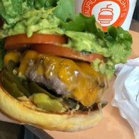 รูปภาพถ่ายที่ Burger Heights โดย Katie V. เมื่อ 8/14/2018