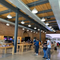 Photo taken at Apple Williamsburg by IrmaZandl Z. on 5/10/2022