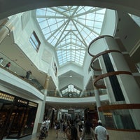 รูปภาพถ่ายที่ Mapleview Shopping Centre โดย Darcy เมื่อ 7/17/2022