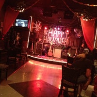รูปภาพถ่ายที่ Singers Karaoke Club โดย Ty M. เมื่อ 10/26/2012