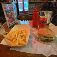 Photo taken at Tommi&#39;s Burger Joint by Yasser ⁸. on 11/7/2023