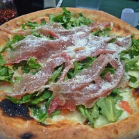 Foto scattata a Bella Napoli Pizzeria da DIY il 5/15/2013