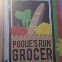 Foto tomada en Pogue&amp;#39;s Run Grocer  por Erin el 10/6/2012