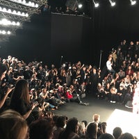 Снимок сделан в Mercedes-Benz Fashion Week Russia пользователем Marina 10/25/2017