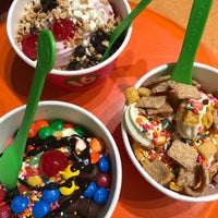 Photo taken at 16 Handles by Claudia W. on 11/3/2016
